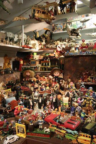 A sprawling eclectic art tribute to old by-gone tacky roadside attractions. Toyland is over 3000 toys and running trains in an operating fantasy toy diorama