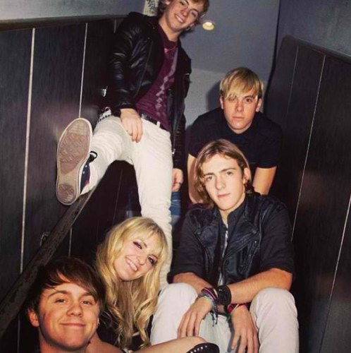 Send us in nice DMs about any other R5er and we'll tweet it to them 100% anonymously! We just want to make people smile!
