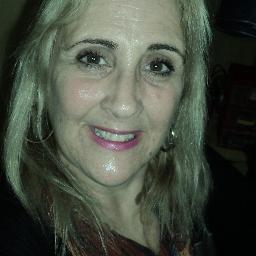 Sou aquela pessoa que ainda acredita no amor e que ainda sonha  acordada!!