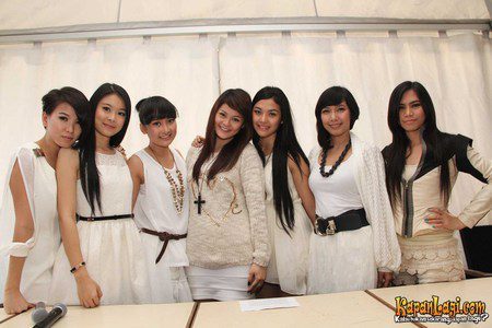 @7_ICONS @SMASHindonesia Eomma dan Appa Sarang Hae**PRAISY = PRICILIA DWI ANGGRENI PUTRI. Info http://t.co/SHcBIdEP & http://t.co/E5udF3xj
