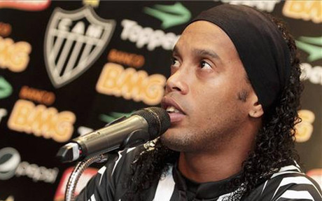 انا مالك هذه الساحره المستديرة وانا مبدعها و سيدها ، انني رونالدينيو لاعب الاتليتيكو منيرو والمنتخب البرازيلي حاليا، اتشرف بكم ياعشاقي♥