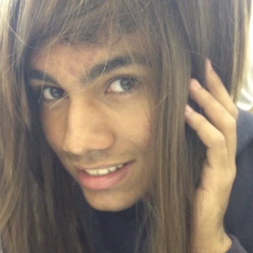 Modelo em tempo integral. So danço Britney. Sou melhor que o Bruno original. Fake nao-autorizado. Miss Africa.
