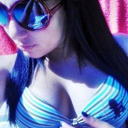 Manda na vida, ninguém manda nela,
Ela é hit, é pagode, é favela ! ♪