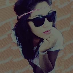 Una persona que ríe a diario no es porque siempre le vaya bien, sino porque aprendió que debe sonreír en las buenas y en las malas :3