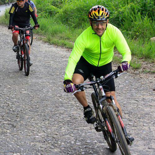 Comerciante,deportista ,amante de las motos, antichavista , padre de un bello hijo y soltero.  http://t.co/4HEPnF54Ua Diaz Acosta