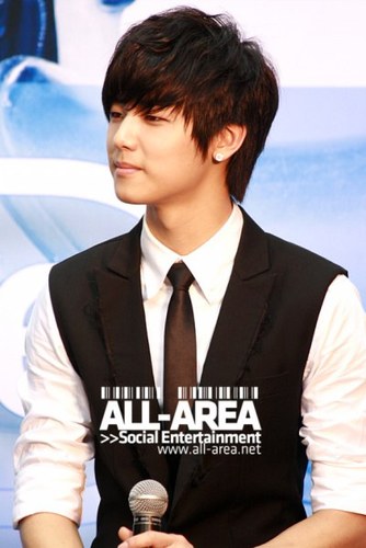 International Fanbase of CNBLUE's lovely boy, Kang Min Hyuk! We give you facts, updates, picspams, and more! WE ARE NOT MIN HYUK