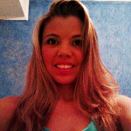 Vou sorrir mesmo triste. Vou me levantar mesmo após cair. Sempre fui assim, feliz, persistente e acima de tudo forte.