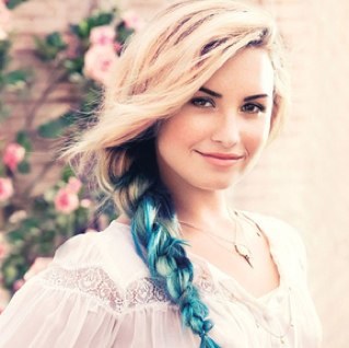 ❄❄❄❄❄hey im demi !! Im single . Judge on the X-Factor . THIS IS A RP ❄❄❄❄❄