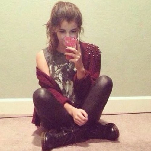 Eleanor. 20. Faerie. Bisexual. ♣