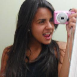 17 anos, irritante, irônica,  chata, muito ciumenta,  antisocial, feia. SPFC sz. Fim.