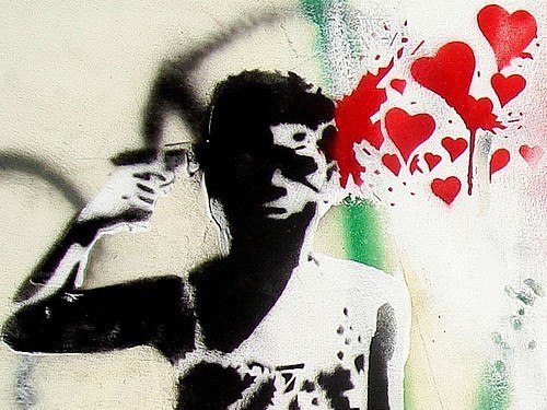 2009 da güzel sanatlarda okumaya başladı.bu sene mezun oluyor.graffitiyle ugrasiyor.hobileri basket .breakdance.resim.rap.blabla