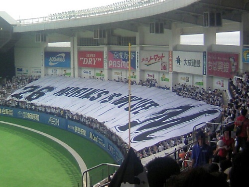 Chiba Lotte Marinesと地元千葉をこよなく愛する幕張在住の四捨五入して、還暦直前オヤジです。一昨年はマリンだけで 50試合ぐらい行ってましたが、在宅勤務が続き体力的に限界 ＿|￣|○ｶﾞｯｸｼ...  無言フォローご容赦くださいませ