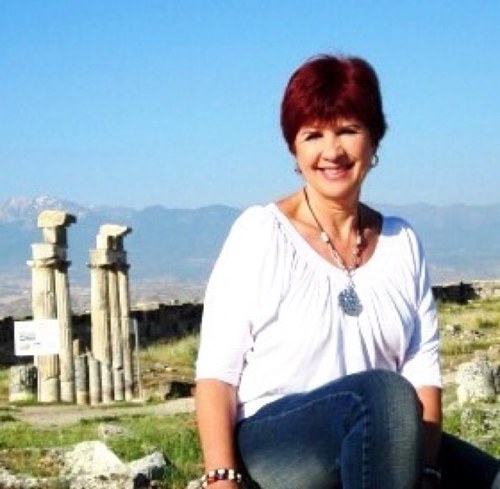 Sou Turismóloga, adoro viajar e conhecer novas culturas! O sucesso profissional é sonho, turismo a realização desse sonho!
