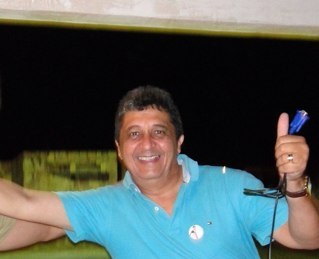 Casado, Pai de tres filhos, torcedor do Esporte de Patos, Nautico e Botafogo e filiado há 32 anos no PMDB.
