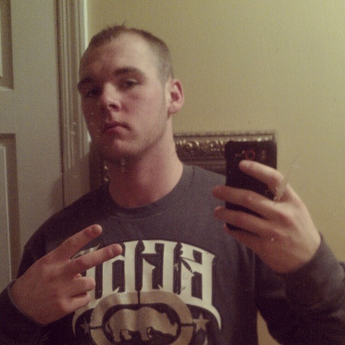 juss follow me i'll follow bck #teamsingle #countryboy
