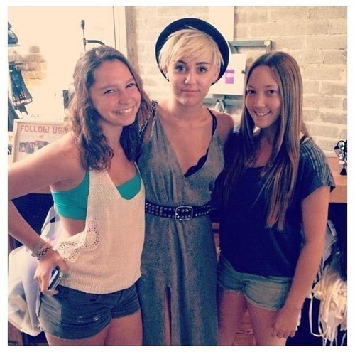 This is me in the icon! My
sister and I took pictures with
my favorite Miley! Follow me and
I will follow you;*