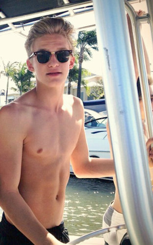 Sudamérica unida por Cody Simpson. Fanbase Oficial a nivel Internacional {Simpsonizer}. Fotos, vídeos, hechos, y más. Cody followed us 9/2/12
