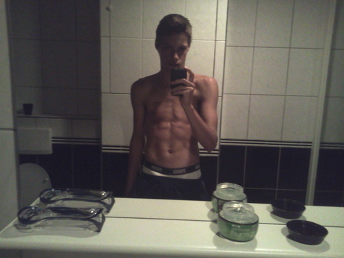 Lieve schat je bent mijn prins, mijn alles, mijn man! Je maakt me het gelukkigste meisje van de wereld en je bent de belangrijkste persoon uit me leven 