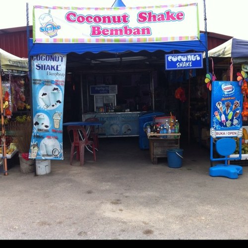 Antara Coconut Shake yg berinovasi. Bosan dgn biasa.? Kami ada coconut shake plus pearl. Terbaru.... Coconut Shake Special Coklat. Ada berani???
