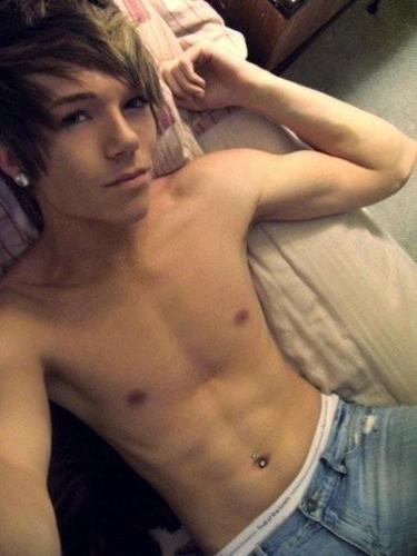 I'm Seth, i'm tall, pierced and immature. I'm bisexual. Married to my perfect angel; Caleb♥. I have a gorgeous little girl named Gracie♥