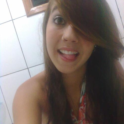 É q simplesmente prefiro me afastar das pessoas q n me fazem bem. As vezes essas pessoas são aquelas q um dia me fizeramsorrir mas q hj tendem a me fazerchorar.