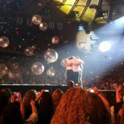 Dos chicas unidas por cinco idiotas. Directioners. ¿Orgullosas? Mucho. Imaginas, frases, todo lo que quieras saber de 1D lo vas a encontrar aqui. :)