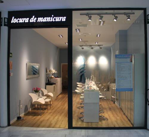 Los mejores servicios: manicura, pedicura, depilación con hilo, extensiones de pestañas, ven a conocernos!...