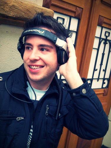 Amo música eletrônica, comida italiana e praia. Tecladista, empresário e compositor.
Casado e apaixonado pelo Brasil.