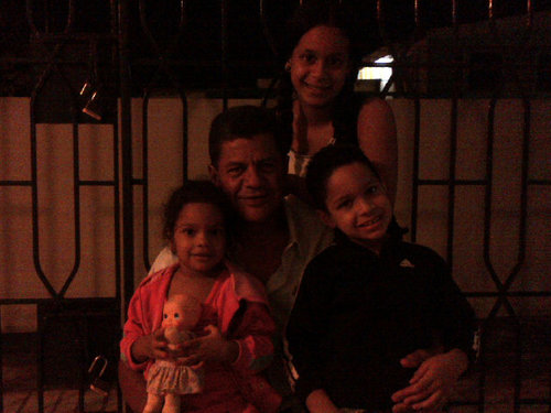 Esposo (feliz mente casado) y padre de 4 bellos hijos... Contador de profesión, informático de vocación.