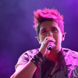 Mim perguntaram: Para qe vc vive? Então respondi: eu vivo apenas para amar os meus pais, o Lulubs e Deus! tE vIvO Luan! 3 @luansantana