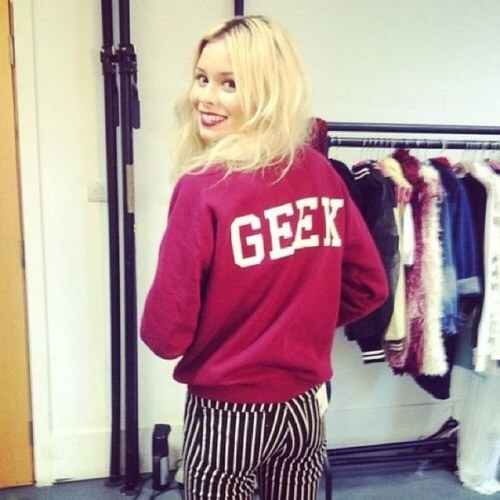 I'm a directioner, nesbian, and sheerio. Nina Nesbitt is my idol. And fell in love for Niall Harry Zayn Louis and Liam. Love Ed till the end.∞