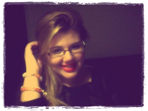 Hey Divas! Eu sou a Mari,  e esse twitter é uma expansão do Blog, aqui vou postar mais dicas, falar sobre mim, sobre meu dia, e sobre moda! Um super beijo!
