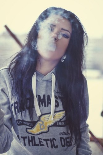 Jonatrology's profile picture. Duyguları değişken,ağlarken gülebilen bir kız.