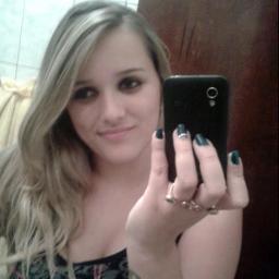 Canceriana,21 de Julho,chata,estranha, bipolar,companheira,amorosa,Lavigneana e principalmente POTTERHEAD   _O_/