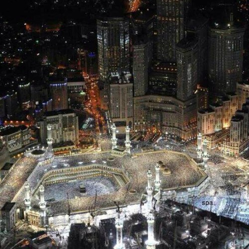 وَلَرُبَّ نازِلَةٍ يَضيقُ لَها الفَتى
ذَرعاً وَعِندَ اللَهِ مِنها المَخرَجُ
ضاقَت فَلَمّا اِستَحكَمَت حَلَقاتُها
فُرِجَت وَكُنتُ أَظُنُّها لا تُفرَجُ
— الشافعي