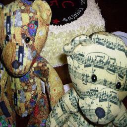 We are two opera-loving bears who live with two opera-loving humans in Kilkenny, Ireland. See you at the next opera!