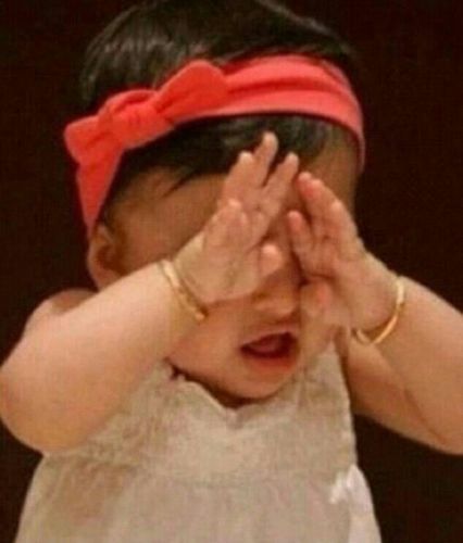 أمي الحبيبة ... لطالما أردت أن أوفيك بعض من حقك ... ولكنني أعلم بأن حقك أعظم مما أملك من كلام أو هدايا ... فاقبلي مني مايقدمه لك قلبي قبل يداي ... ُ