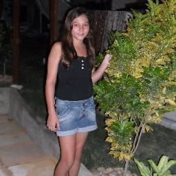 adoro violetta,sou divertida,gosto de amigos loucos e engraçados