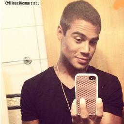 Sou fã dos seu olhos , sou fã da sua roupa, sou fã desse sorriso estampado em sua boca , sou fã do seu cheiro , sou fã sem medida , sou fã Nº 1 , sou fã do MIKA
