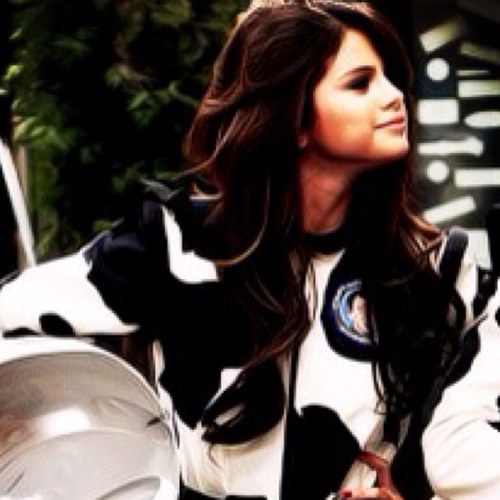 I love Selena like a love song.