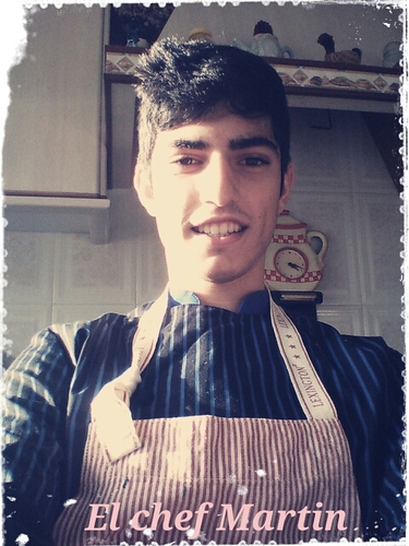 Soy un Chef simple, moderno y conceptual, me gusta todo tipo de cocina y sobre todo la de mamá :)