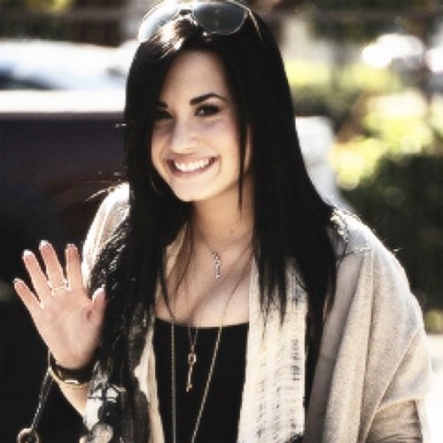 When you see demi lovato in person iknow your reaction is gonna be like this WOAHH DEMI LOVATO