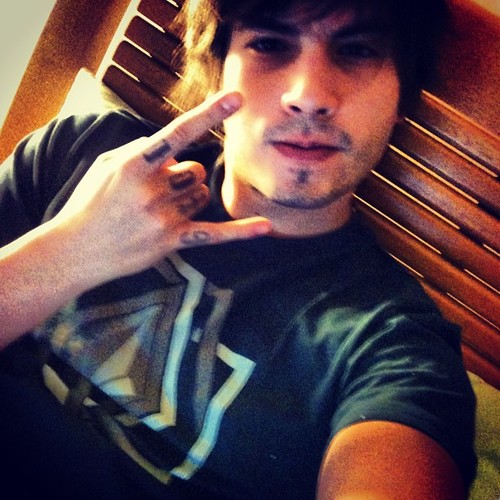 posers mode on EU NÃO SOU O BRUNO PORRA : ) Apenas mais um fc pra esse mulekão .. Since: 22/04/2010 .. Dona: @TheKarenGenz *-* Seguido e oficializado por ele