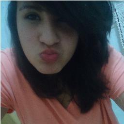 Debaixo da maquiagem e por trás do meu sorriso, eu sou apenas uma menina que deseja o mundo.