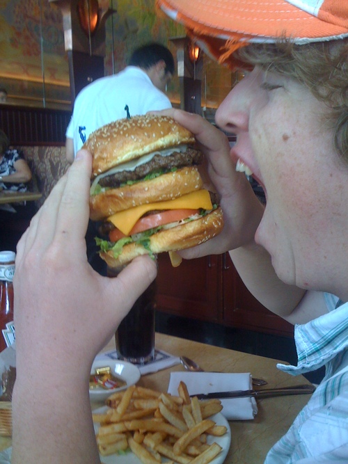 worshipinrocker's profile picture. Connoisseur of really nice guitars and hamburgers, really big hamburgers.