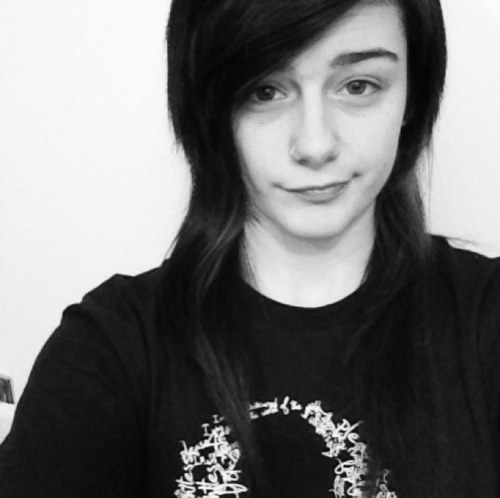 Im Nichole, I like bands and I live my whole life on tumblr.