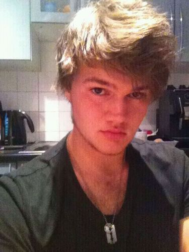 sixstring_'s profile picture. enjoy and rock .