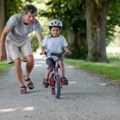Pauls Yard is a family run #BritishBusiness that sells the amazing Boomer #balancebike to help toddlers learn balance & coordination BEFORE pedaling their bike.