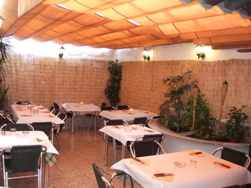 Restaurante italo-argentino especializado en carnes a la brasa al estilo argentino, pastas italianas artesanas con diferentes salsas, 50 variedades de pizzas.