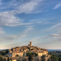 Page officielle de l'Office de Tourisme de Saint-Paul de Vence, information et promotion : histoire, art, activités, hébergements, restaurants et agenda...